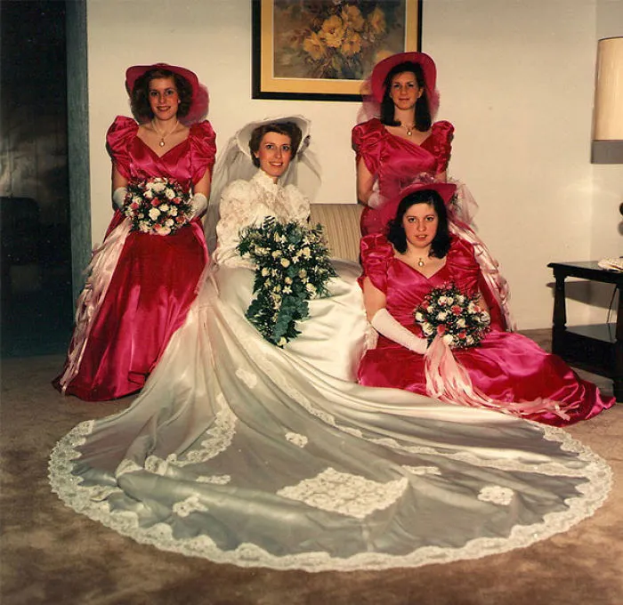 15+ Vestidos ridículos de antiguas damas de honor que muestran lo mucho que cambian los tiempos