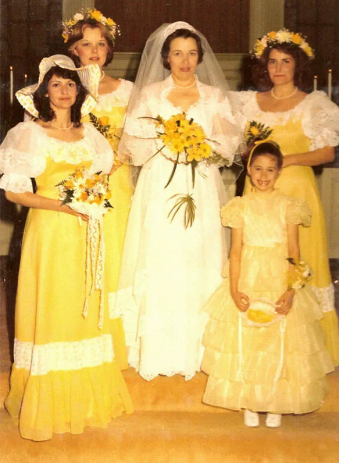 15+ Vestidos ridículos de antiguas damas de honor que muestran lo mucho que cambian los tiempos