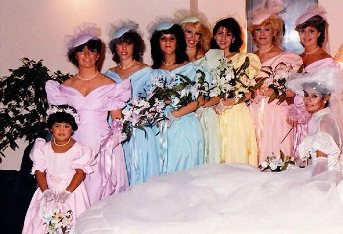 15+ Vestidos ridículos de antiguas damas de honor que muestran lo mucho que cambian los tiempos
