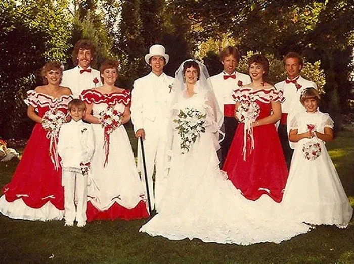 15+ Vestidos ridículos de antiguas damas de honor que muestran lo mucho que cambian los tiempos