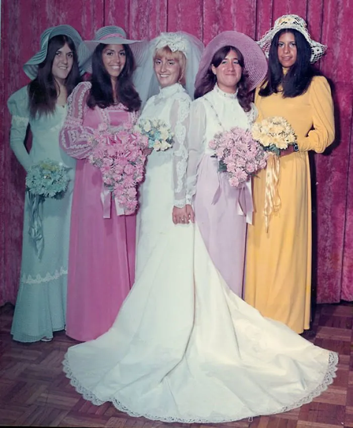 15+ Vestidos ridículos de antiguas damas de honor que muestran lo mucho que cambian los tiempos