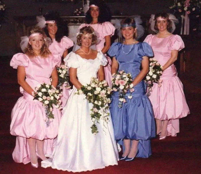 15+ Vestidos ridículos de antiguas damas de honor que muestran lo mucho que cambian los tiempos