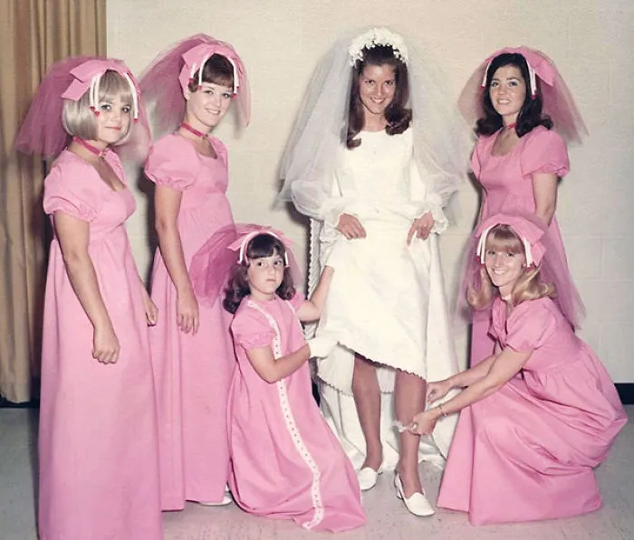 15+ Vestidos ridículos de antiguas damas de honor que muestran lo mucho que cambian los tiempos