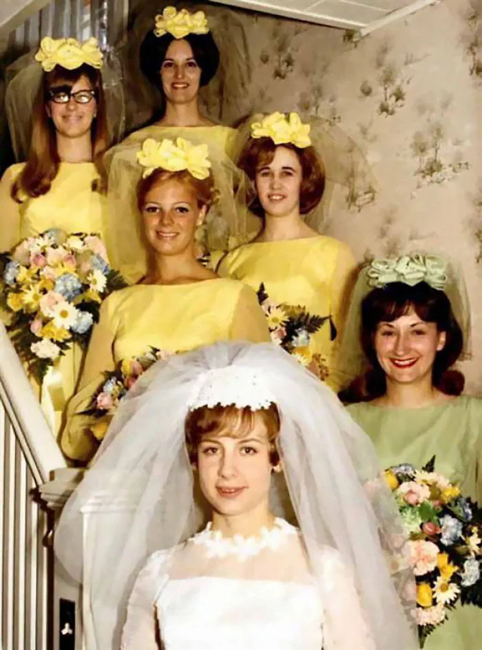 15+ Vestidos ridículos de antiguas damas de honor que muestran lo mucho que cambian los tiempos