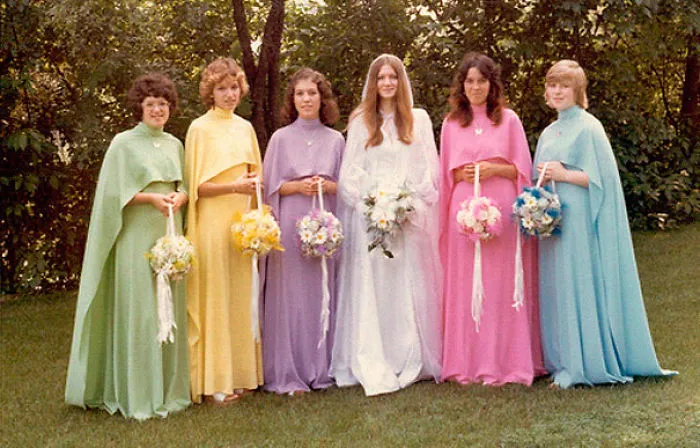 15+ Vestidos ridículos de antiguas damas de honor que muestran lo mucho que cambian los tiempos