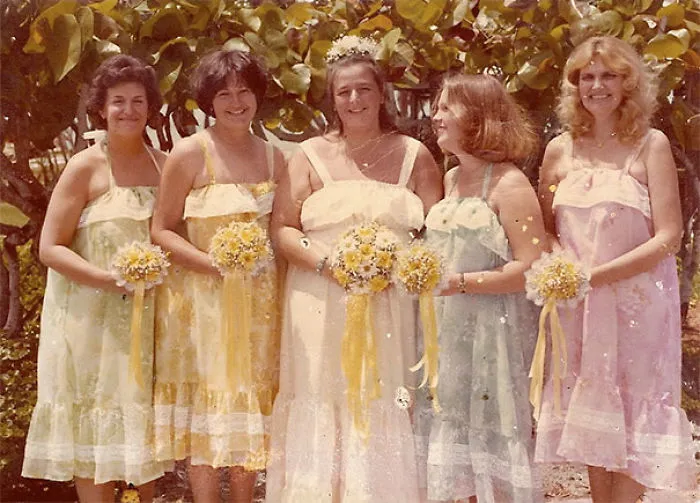 15+ Vestidos ridículos de antiguas damas de honor que muestran lo mucho que cambian los tiempos