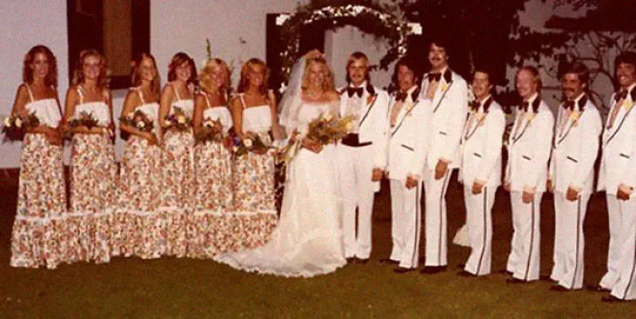 15+ Vestidos ridículos de antiguas damas de honor que muestran lo mucho que cambian los tiempos