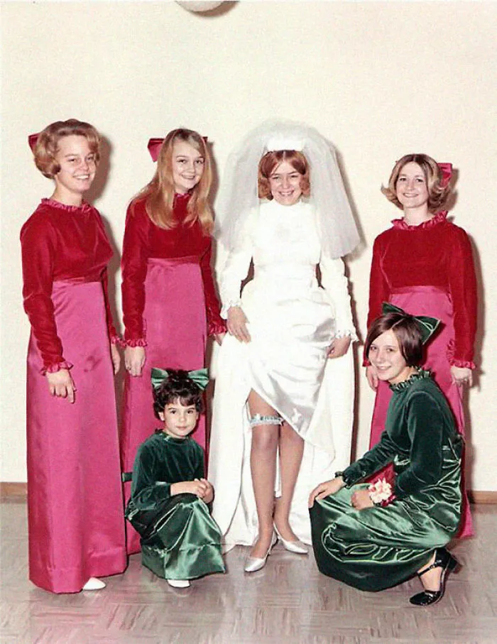 15+ Vestidos ridículos de antiguas damas de honor que muestran lo mucho que cambian los tiempos