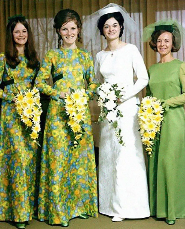 15+ Vestidos ridículos de antiguas damas de honor que muestran lo mucho que cambian los tiempos