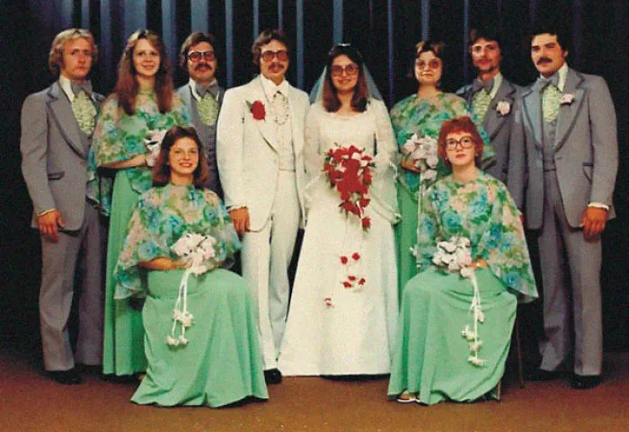 15+ Vestidos ridículos de antiguas damas de honor que muestran lo mucho que cambian los tiempos