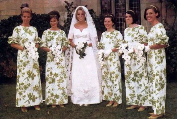 15+ Vestidos ridículos de antiguas damas de honor que muestran lo mucho que cambian los tiempos