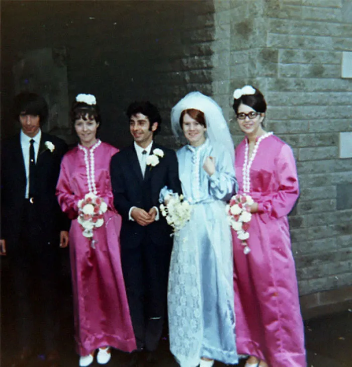 15+ Vestidos ridículos de antiguas damas de honor que muestran lo mucho que cambian los tiempos