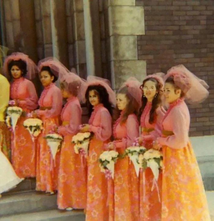 15+ Vestidos ridículos de antiguas damas de honor que muestran lo mucho que cambian los tiempos