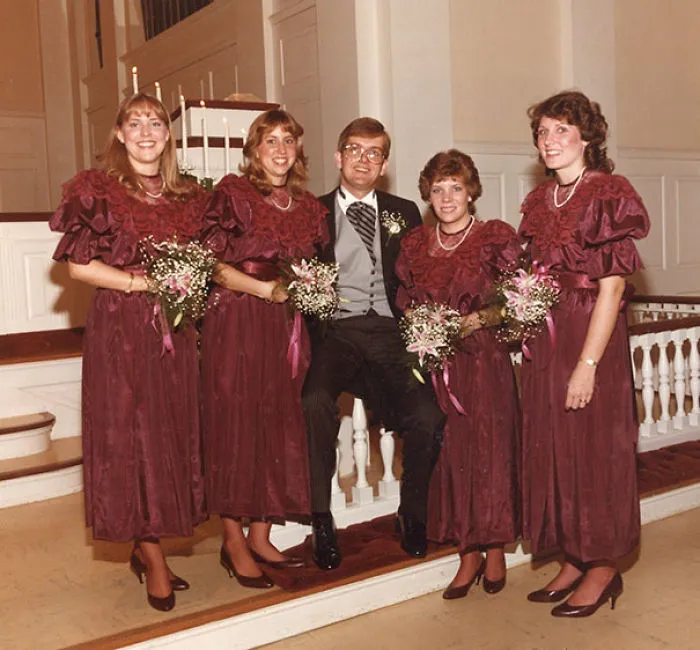 15+ Vestidos ridículos de antiguas damas de honor que muestran lo mucho que cambian los tiempos