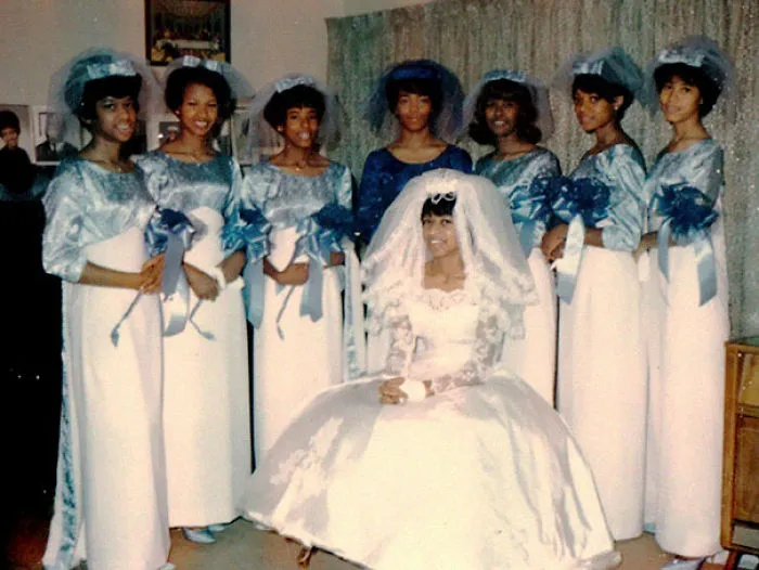15+ Vestidos ridículos de antiguas damas de honor que muestran lo mucho que cambian los tiempos