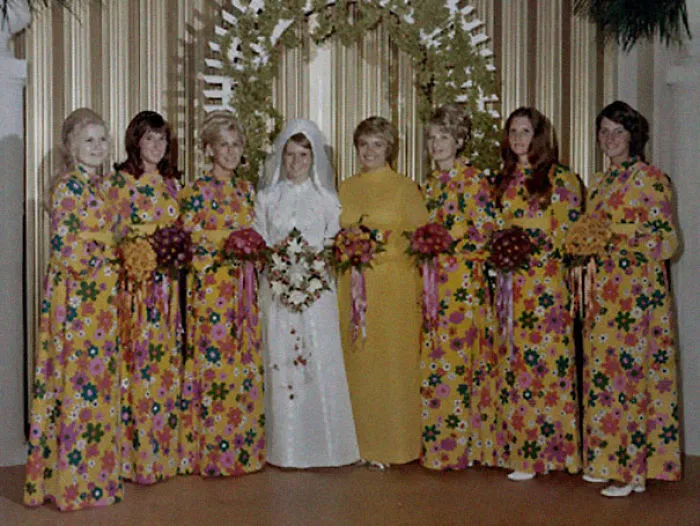 15+ Vestidos ridículos de antiguas damas de honor que muestran lo mucho que cambian los tiempos