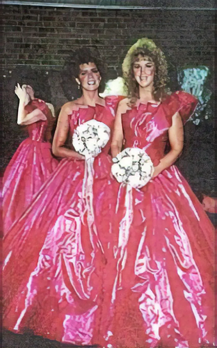 15+ Vestidos ridículos de antiguas damas de honor que muestran lo mucho que cambian los tiempos