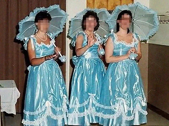 15+ Vestidos ridículos de antiguas damas de honor que muestran lo mucho que cambian los tiempos