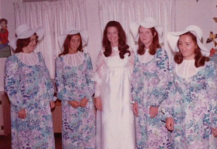15+ Vestidos ridículos de antiguas damas de honor que muestran lo mucho que cambian los tiempos
