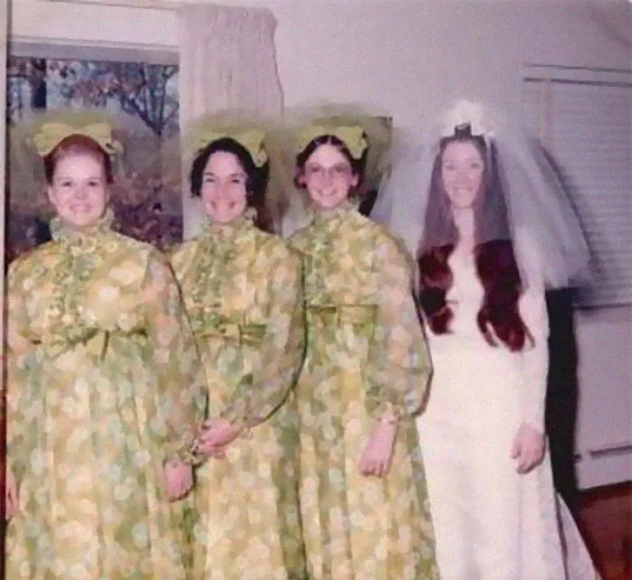 15+ Vestidos ridículos de antiguas damas de honor que muestran lo mucho que cambian los tiempos