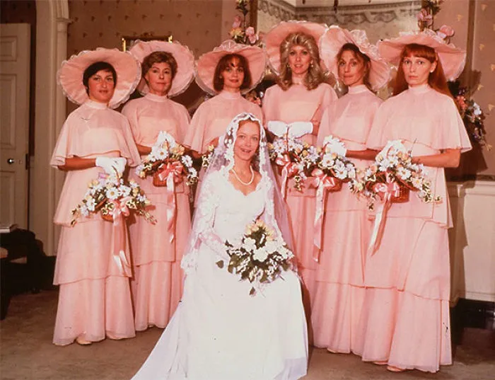 15+ Vestidos ridículos de antiguas damas de honor que muestran lo mucho que cambian los tiempos