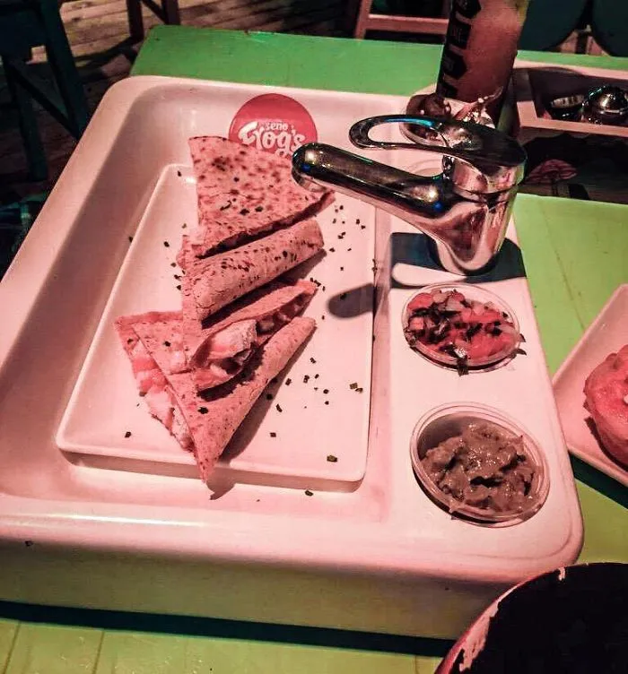 Servido en un plato, en un lavabo