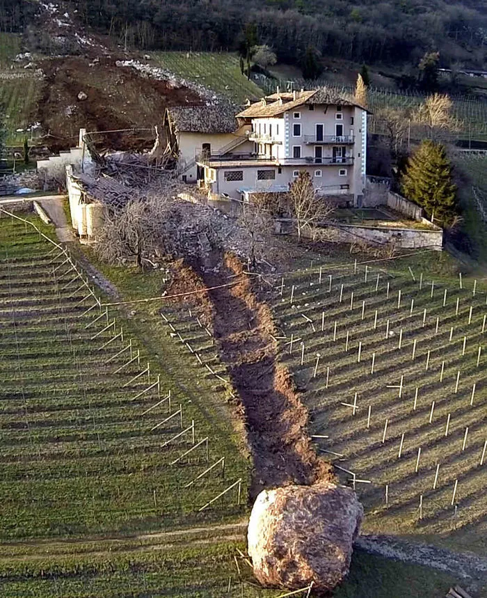 Este peñasco que cayó rodando y se llevó parte de una casa por delante en Italia