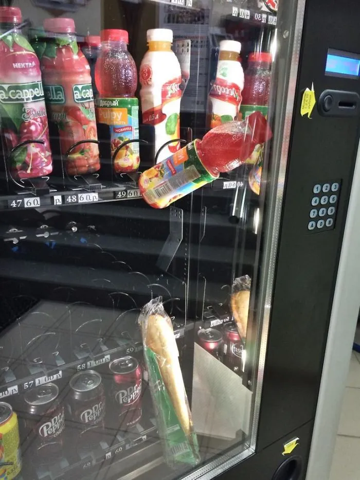 Se me atascó el bocata en la máquina y compré una bebida para que le diera un empujón, pero...