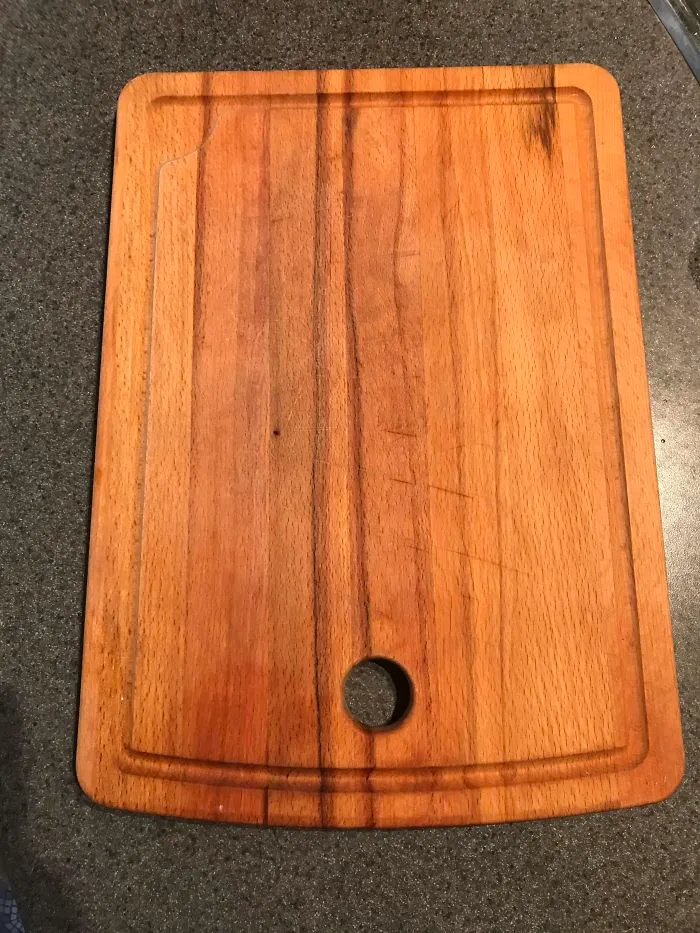 This Ikea Cutting Board Has A Gutter To Prevent Juices From Running Off It And Onto The Counter... And A Hole That Completely Negates The Gutter’s Function