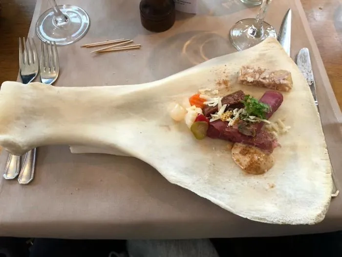 Comida servida sobre un... hueso