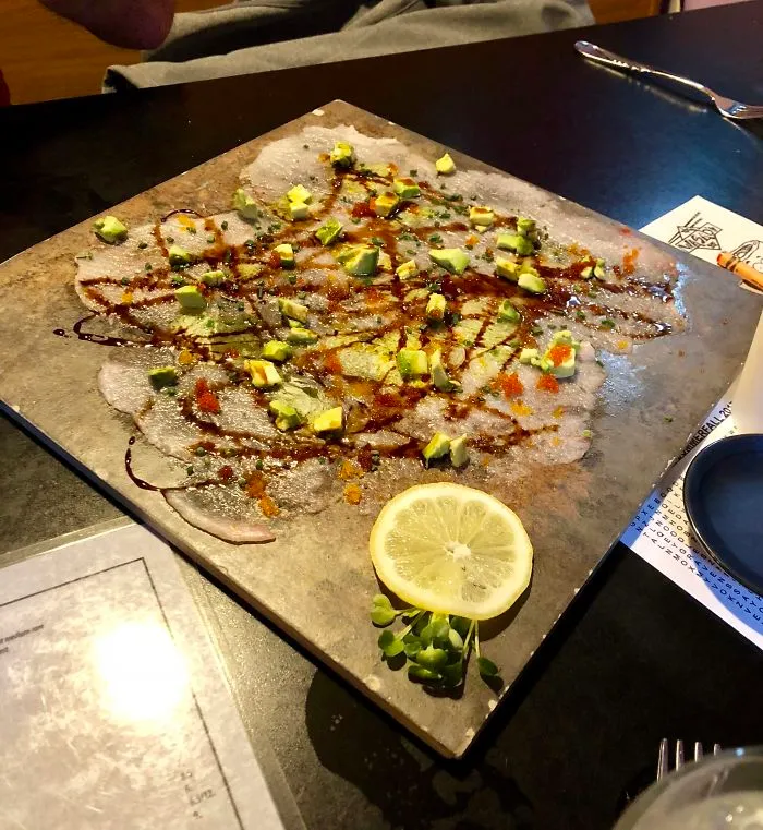 Crema de pescado pringada en un azulejo para el suelo