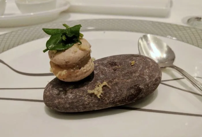 Minimacaron con albahaca servido sobre una piedra
