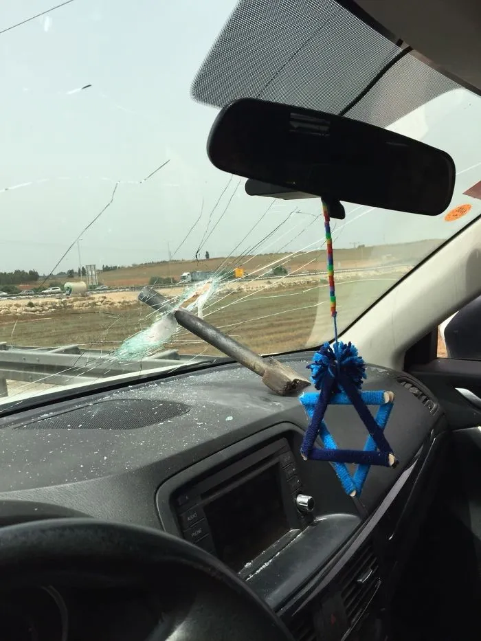 La camioneta que tenía delante en la carretera no cerró bien su caja de herramientas
