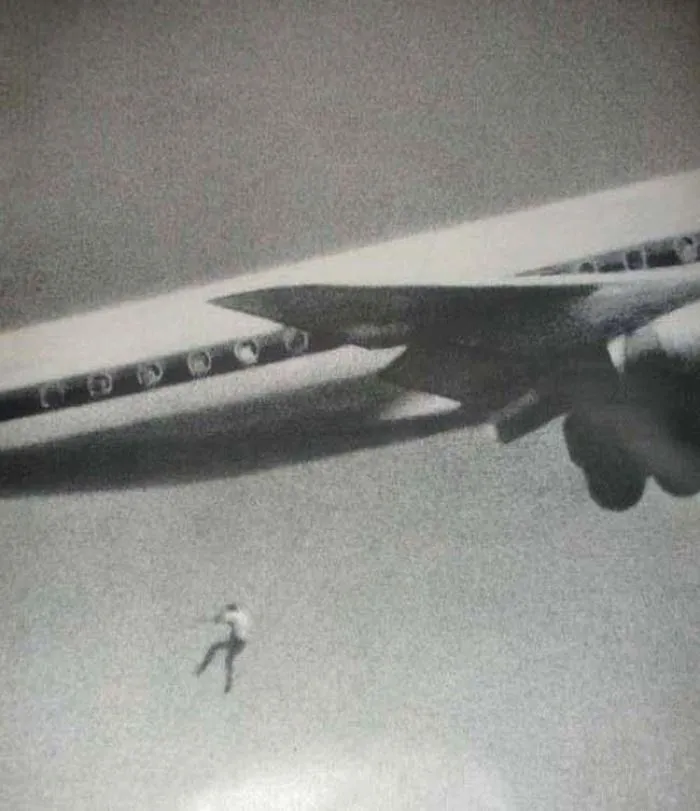 Keith Sapsford, de 14 años, se ocultó en a rueda de este avión que iba de Sydney a Japón. John Gilspin, fotógrafo aficionado, probaba su cámara y sin querer captó a Keith precipitándose hacia su muerte