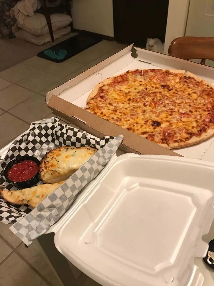 Mis padres viven a 550 kms y de broma les dije que me pidieran una pizza. Mirad lo que ha llamado a mi puerta