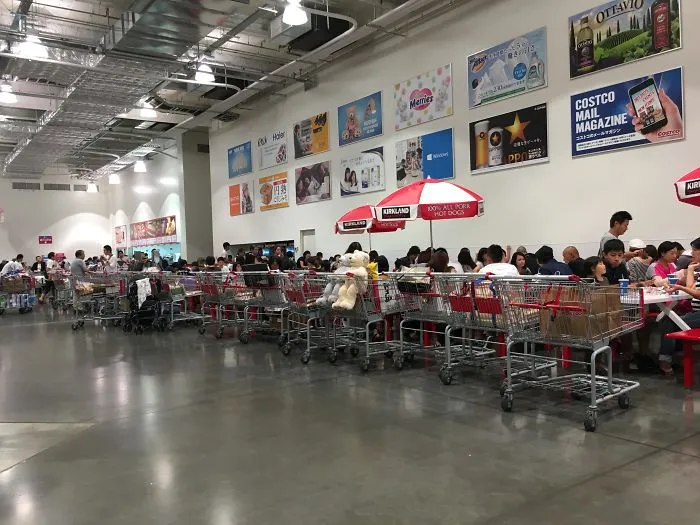 Beim Imbiss in Costco reihen die Einkäufer Ihre Einkauswagen ordentlich auf