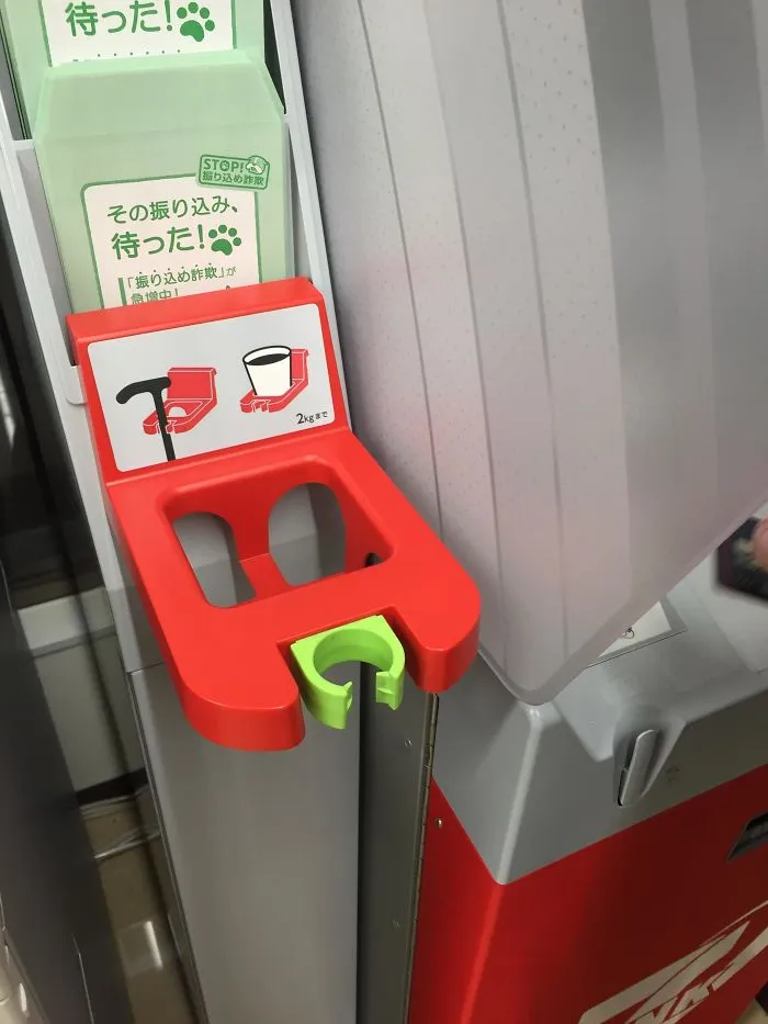 Geldautomaten in Japan haben Gehstockhalter als Reaktion auf die alternde Gesellschaft