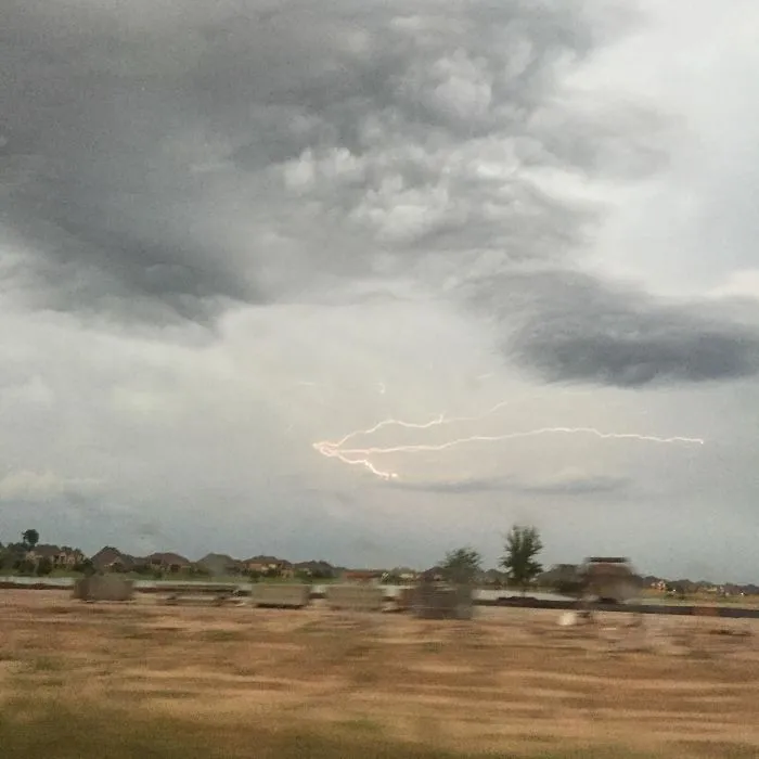 Estaba sacando una foto y apareció este relámpago señalándome la dirección