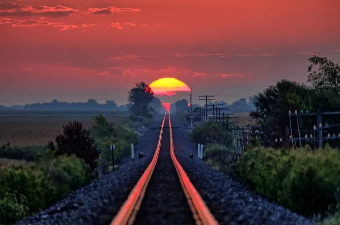 Un día al año el sol sale y se refleja justo sobre las vías del tren. Mi padre lo pilló.