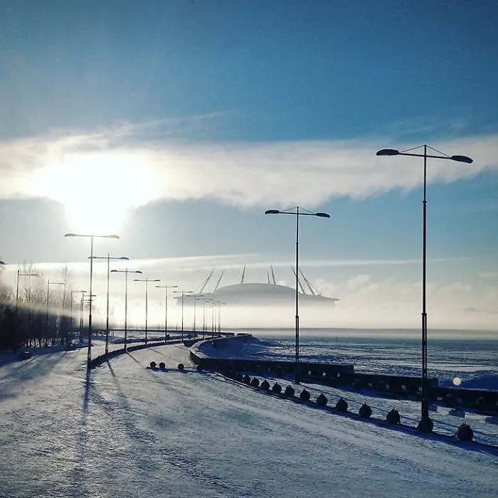 La niebla hace que este estadio parezca un OVNI