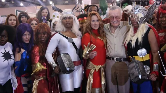 Parece que Stan Lee se ha meado encima, pero es la sombra del martillo de Thor