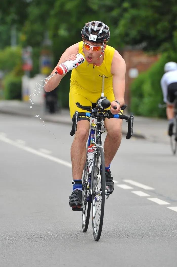 Me sacaron esta foto con un ligero despiste durante el triatlón