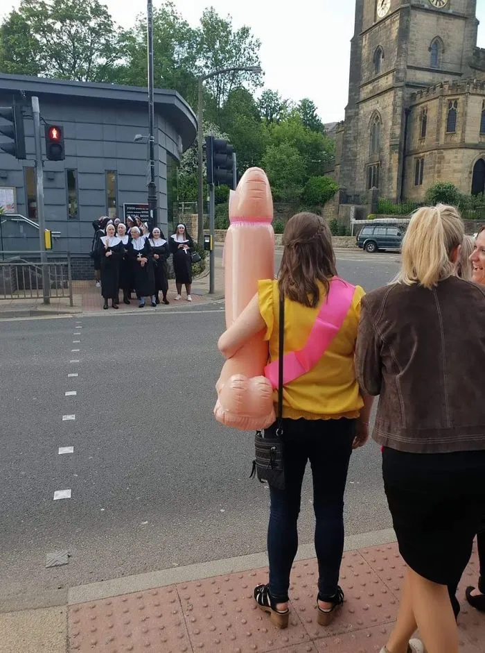 ¿Cuáles son las oportunidades de cruzarse con un puñado de monjas cuando vas por la calle con un pene hinchable gigante?
