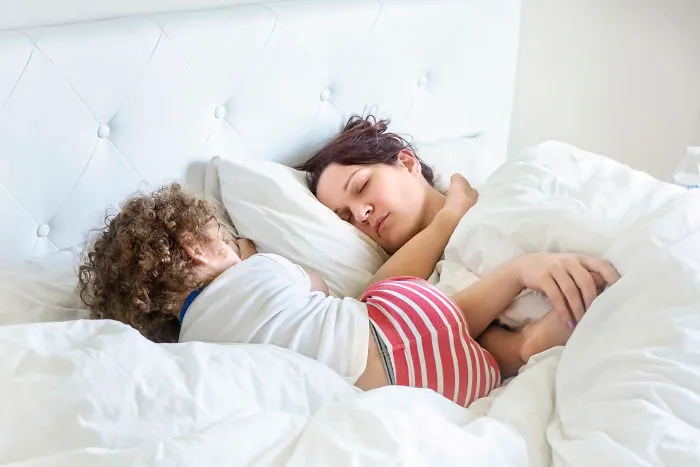 La maternidad es que te pateen la cara de noche