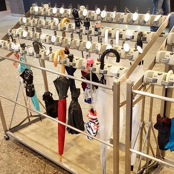 Taquillas para paraguas. No tienes que llevarlo dentro del edificio y nadie se lleva el tuyo accidentalmente