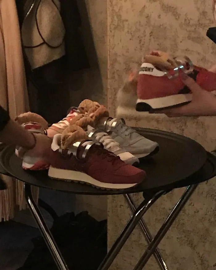 Tacos servidos en zapatos, en un restaurante de Estocolmo