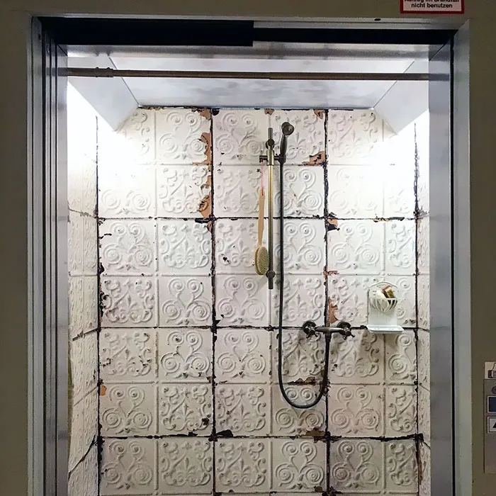 Ascensor que parece un antiguo cuarto de baño