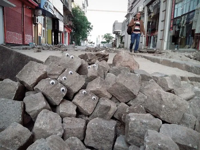 I Bring Bulgarian Streets To Life By Putting Googly Eyes On Random Objects