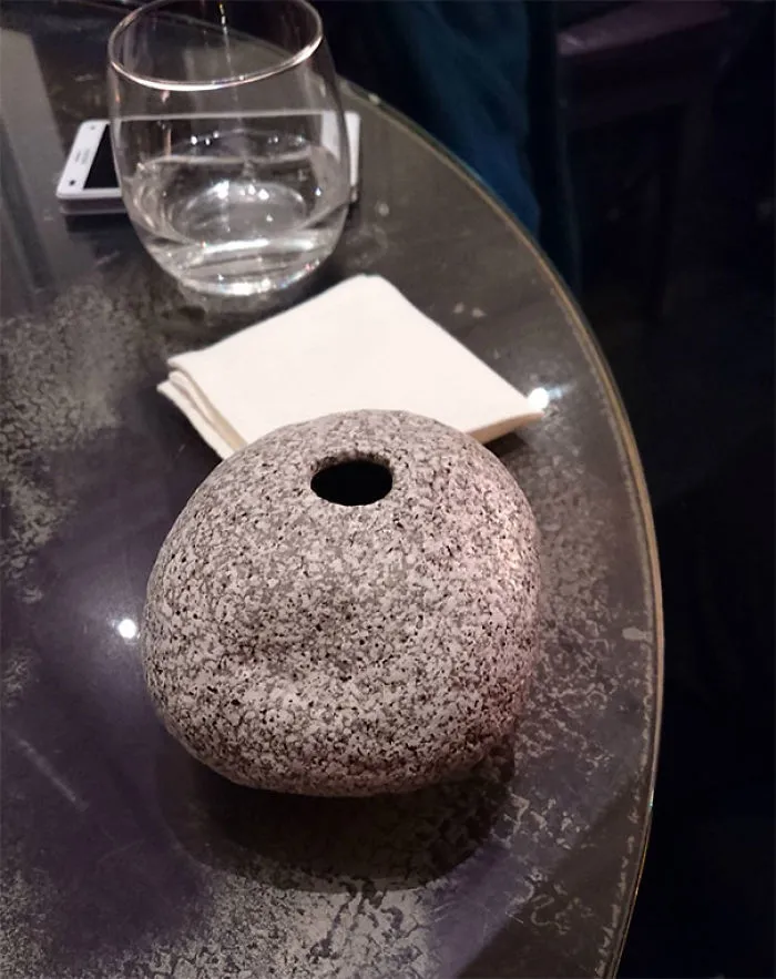 El cóctel estaba en una piedra hueca, te lo tenías que beber por el agujero sin pajita