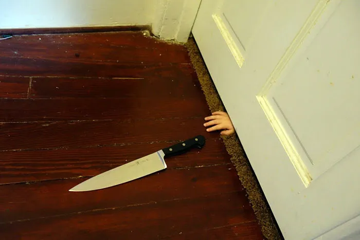 Nuestra hija de 2 años se quedó dormida así, le añadimos el cuchillo para darle efecto dramático